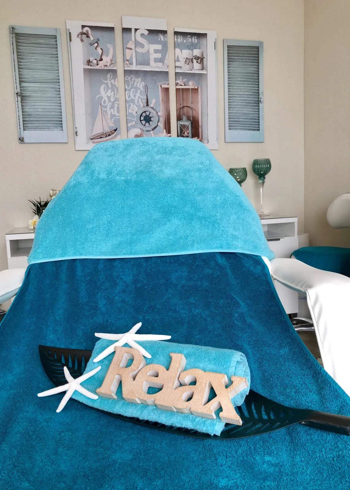 Behandlungsliege mit Relax-Dekoration